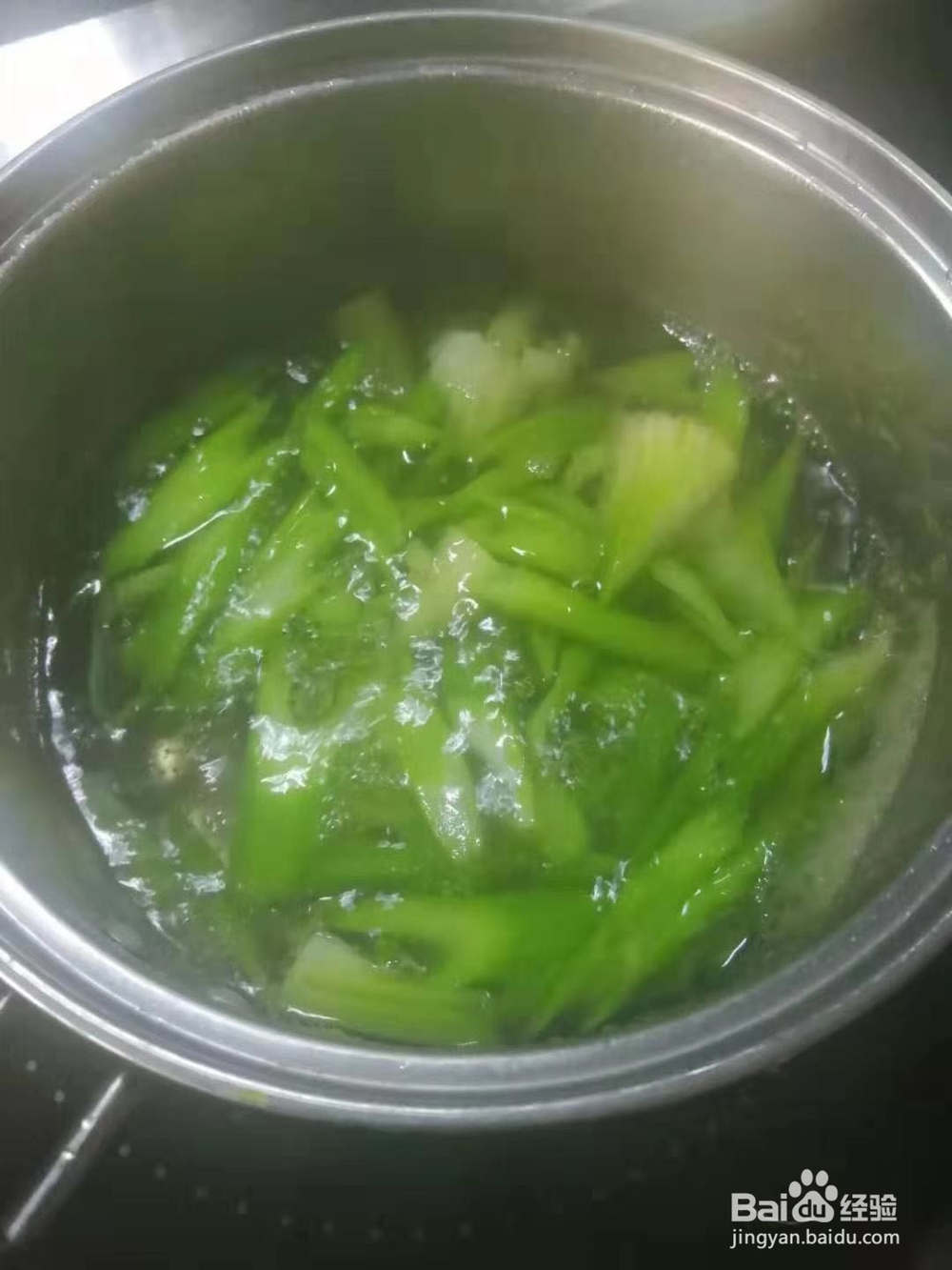 极味家常菜：西芹炒百合