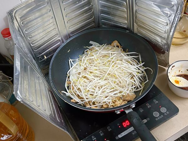 瘦肉豆芽炒河粉