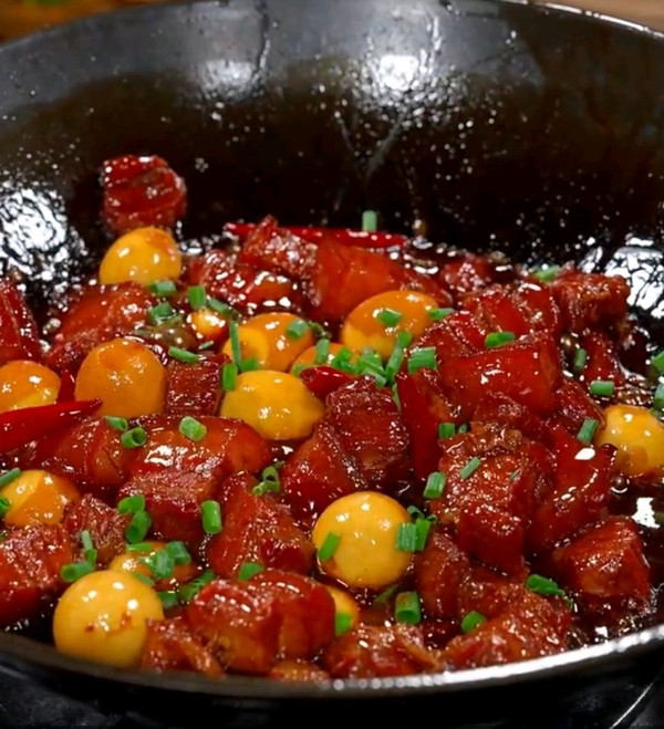 特色鹌鹑蛋红烧肉