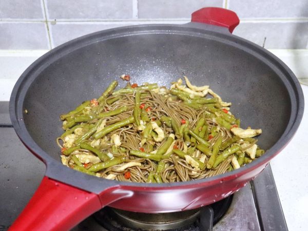 豆角鸡胸肉焖荞麦面