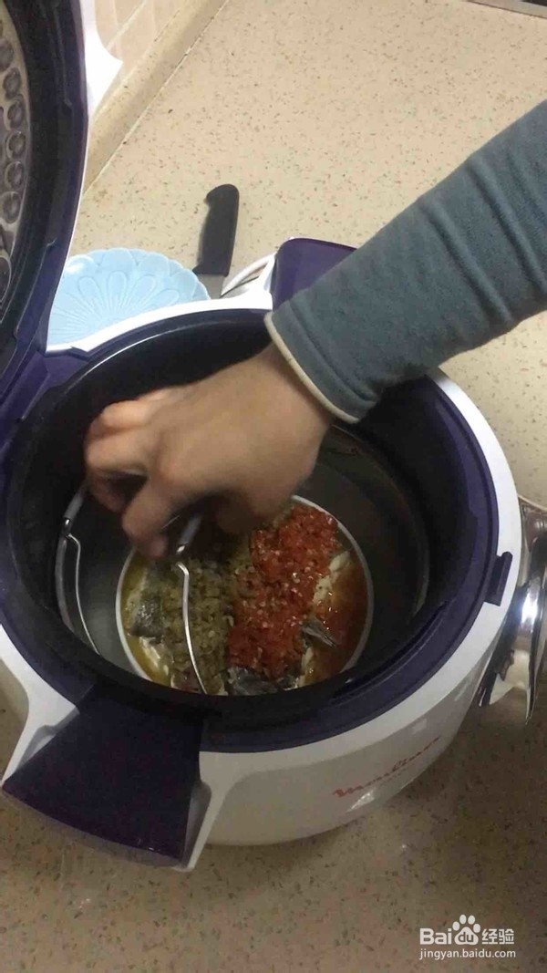 双椒蒸鲈鱼的做法