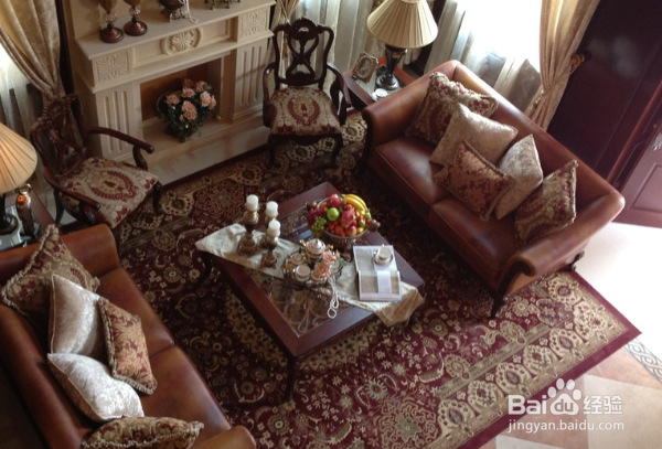 <b>古典美式客厅怎么搭配地毯</b>