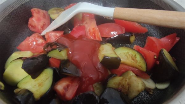 香肠西红柿炒茄子
