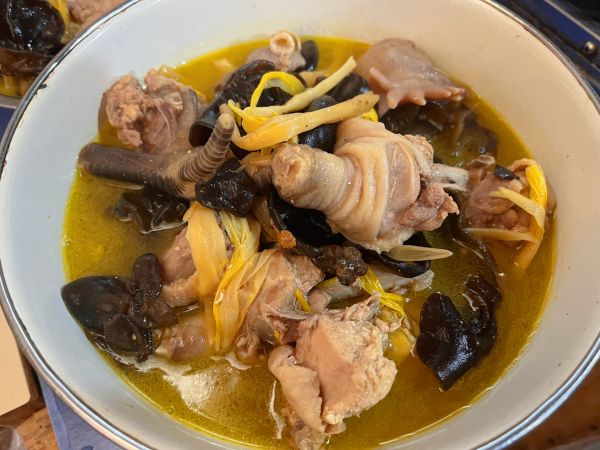黄花菜木耳炖鸡汤
