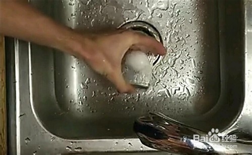 如何快速的完整的剥鸡蛋壳