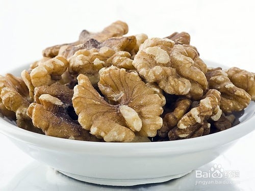 如何做出美味佳肴核桃仁炒西兰花