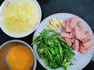 青椒土豆炒火腿鸡蛋