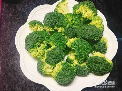 西兰花炒蘑菇的做法