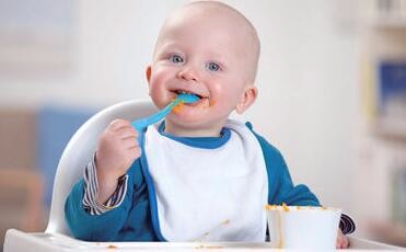 如何教宝宝使用餐具?