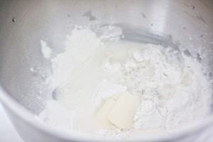 怎么做可爱的万圣节木乃伊挤挤面包