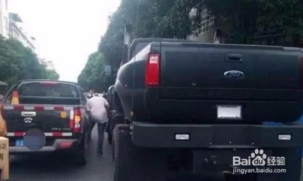 小伙300万买了辆美国，整天都在去加油站的路上