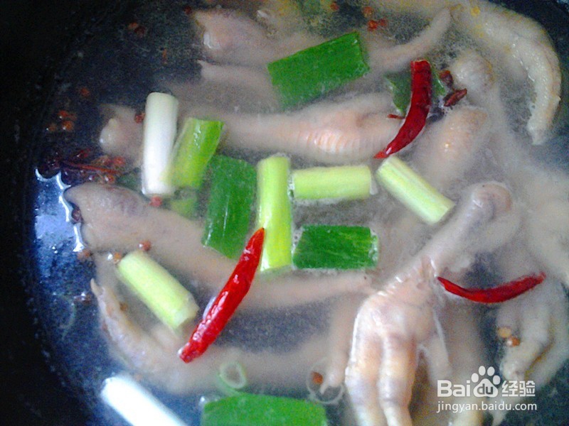 怎么做可以美容的小红椒清炖鸡掌