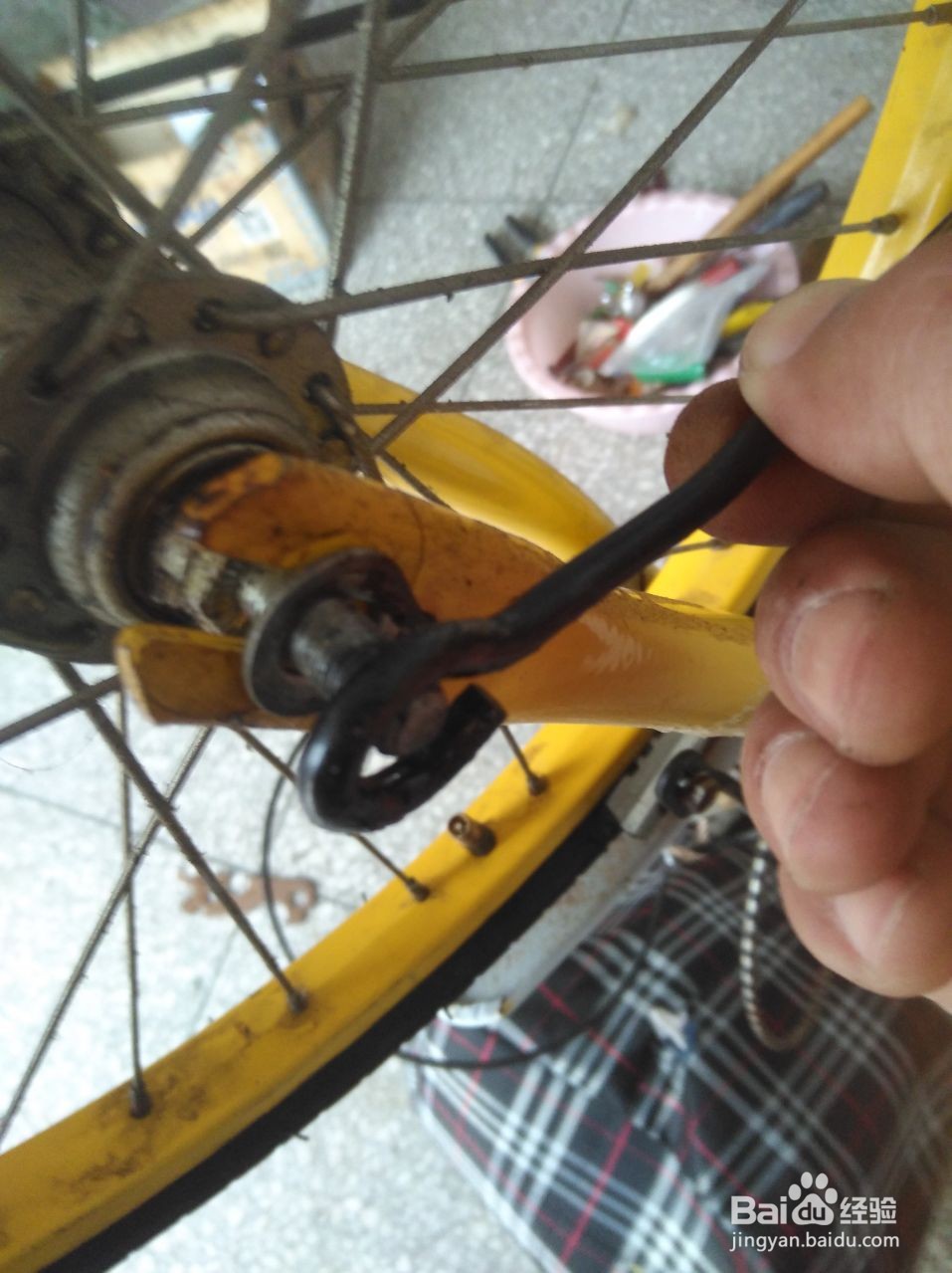 儿童自行车轮怎么装上车身？