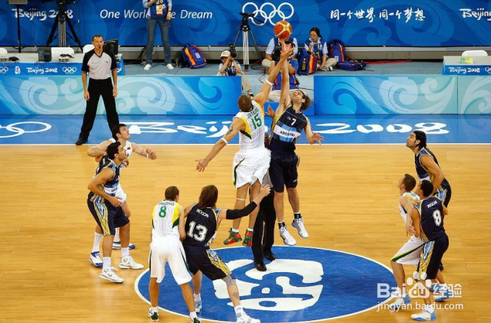 <b>篮球比赛跳球时双方队员如何站位</b>