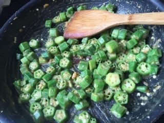 黄秋葵炒咸蛋黄