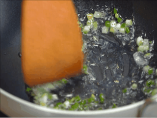 油泼虾仁炒饭怎么做？