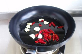 秋葵炒香干制作的步骤