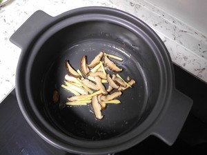 香菇焖鸡的家常做法