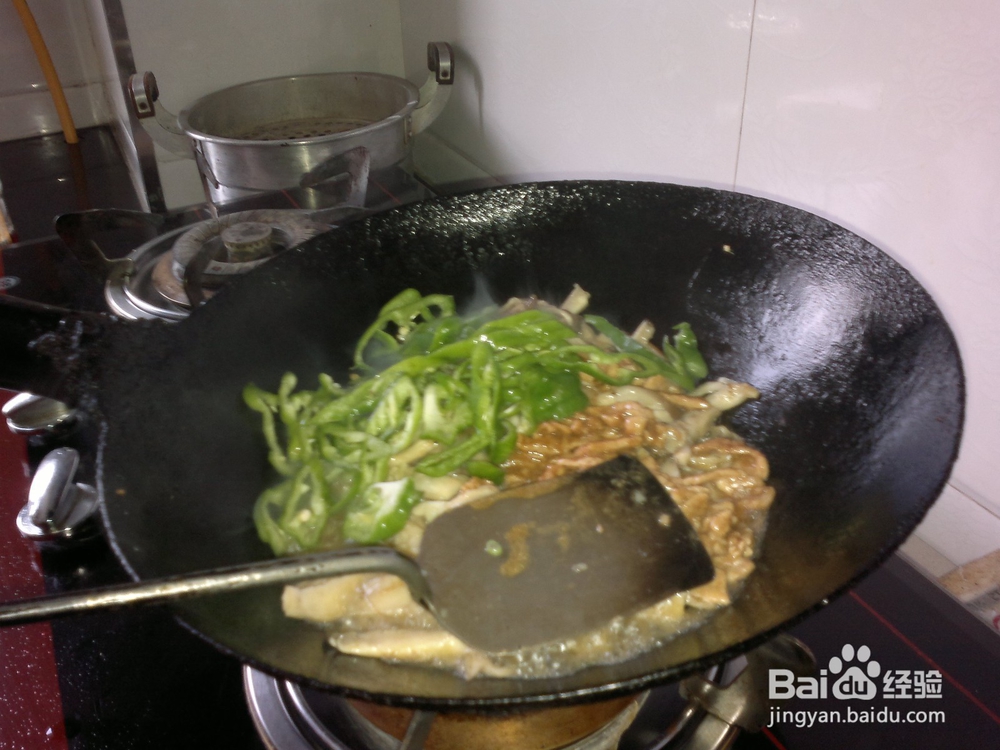 制作简单的下饭菜青椒平菇炒肉的做法