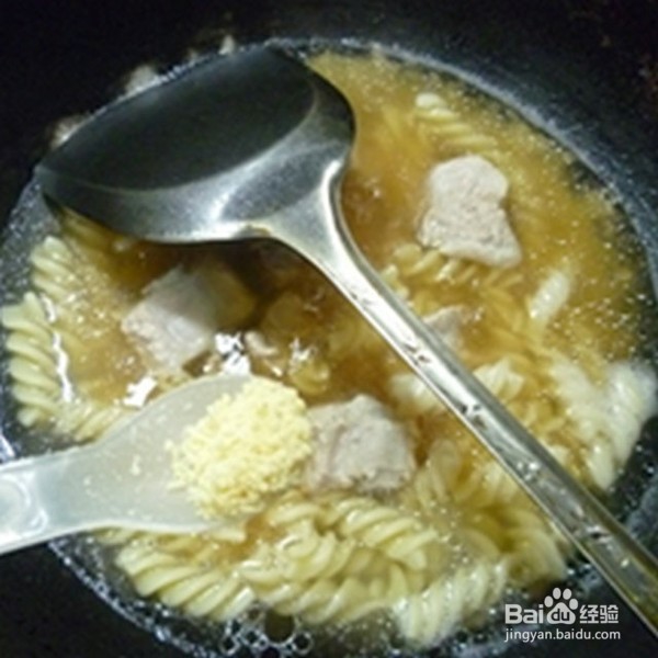 制作美味的排骨螺丝面