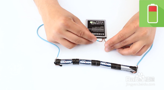 如何不用充电器就能给电池充电