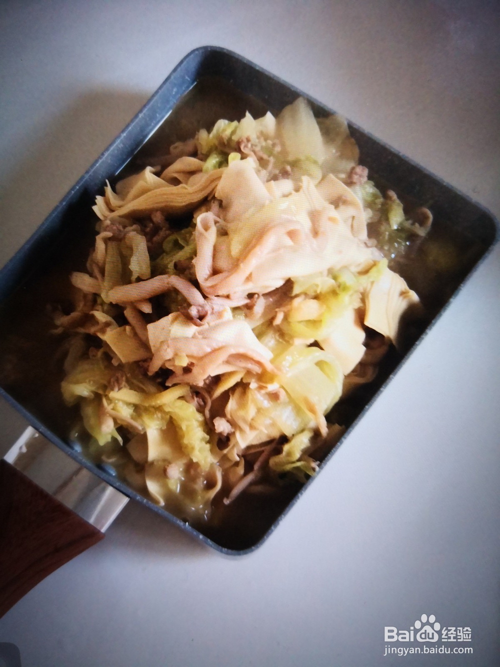 制作蟹味菇炖白菜攻略