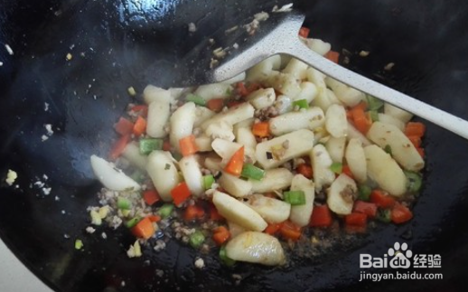 荸荠炒双椒肉末简单做法