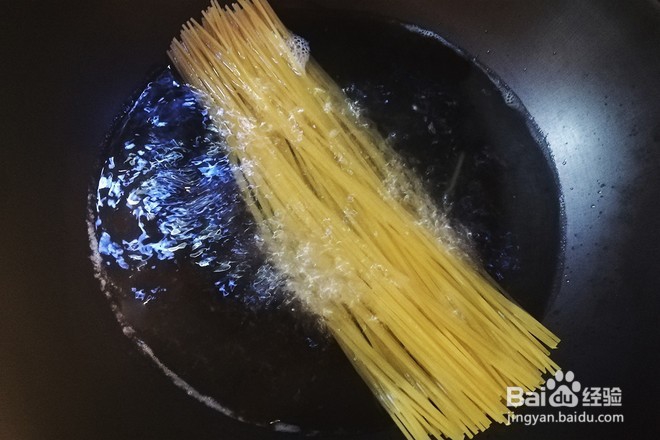 蒜香番茄意面的做法