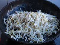 超级好吃春饼的做法,附肉丝炒豆芽,土豆丝做法