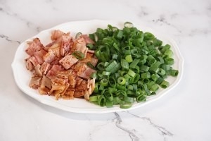 疫情期间适合做的奶香培根葱花馒头。