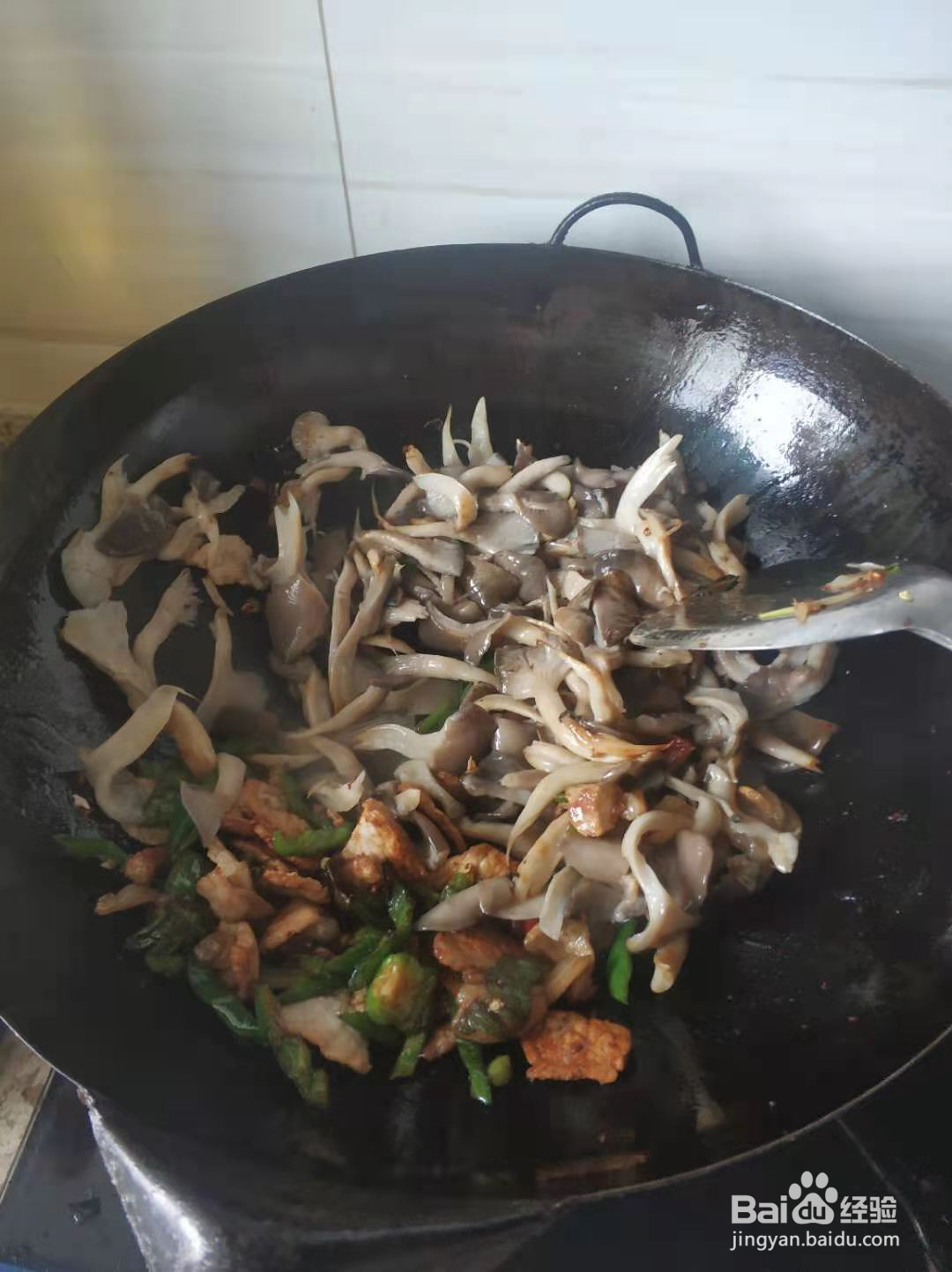 五花肉炒平菇的做法