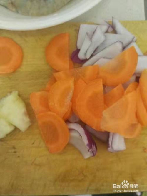如何制作营养美味的家常蔬菜花甲大虾鱼头汤