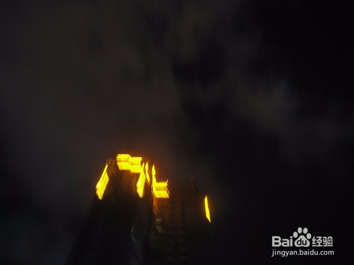 老年人在夜间怎样用相机捕捉天上白云的画面