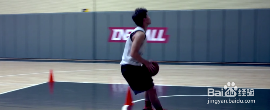 如何反拉胯下身前虚晃平步假动作投篮?