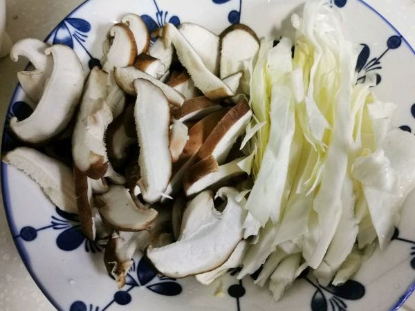 香菇肉丝绿豆粉