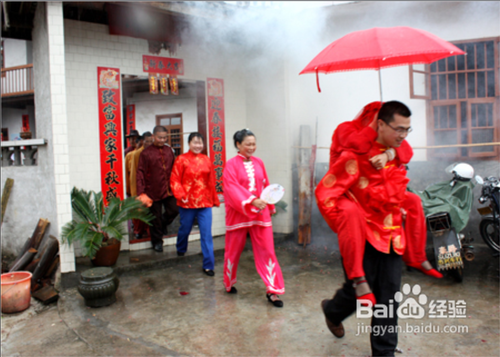 很多地方都流行新郎接新娘的時候單腳下跪給新娘穿婚鞋,這時候伴娘