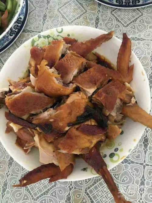 美味的酱油鸡上桌了.