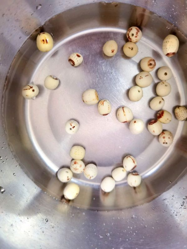 燕窝莲子百合银耳羹