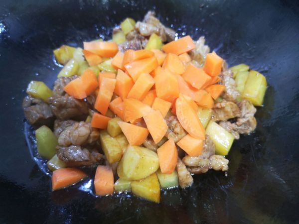 土豆胡萝卜牛肉焖饭