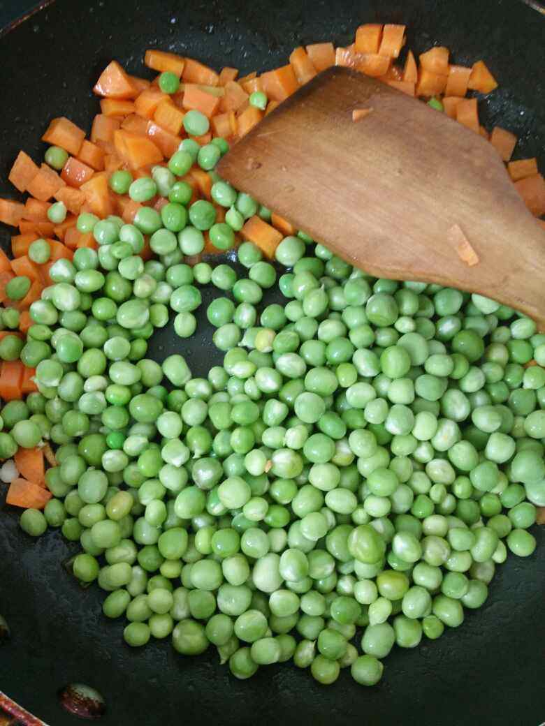 鸡丁炒豌豆这样做更好吃！
