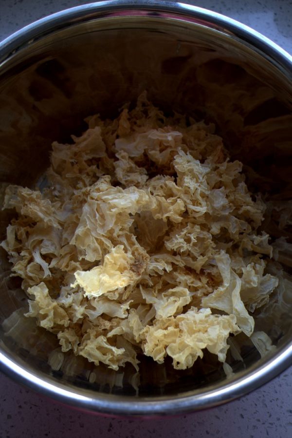 银耳红枣莲子羹