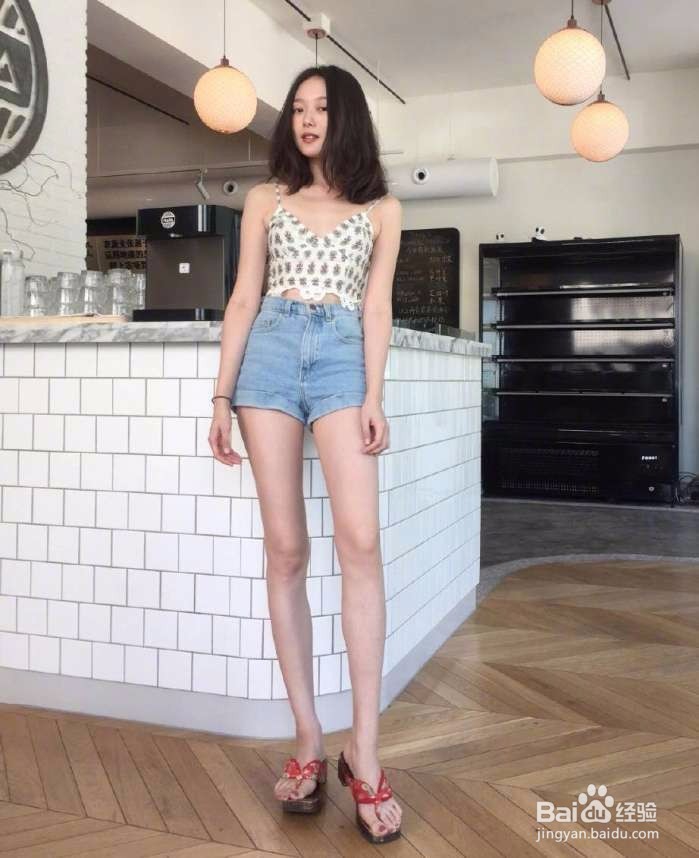 燥热的夏季穿什么能及吊带背心性感凉爽?