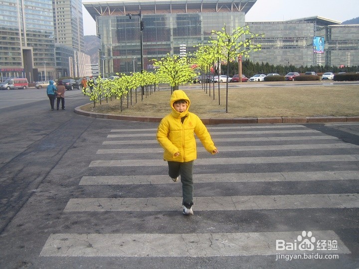 老年人怎样拍孩子跑的画面
