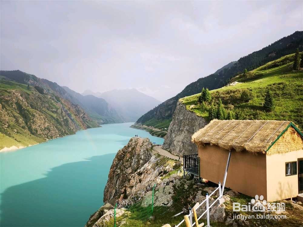 天山玉湖：湖水为什么一年四季呈现不同颜色