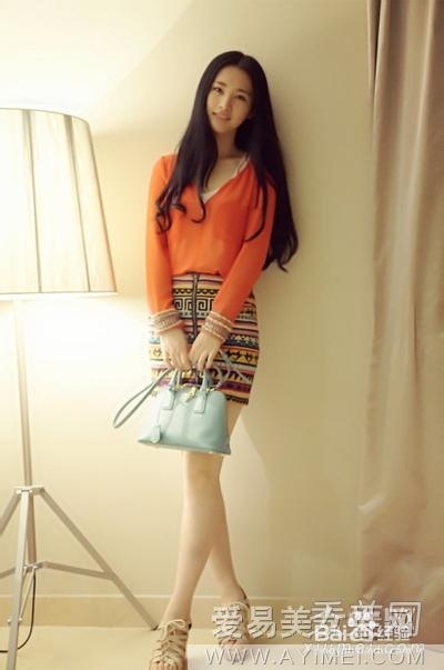 春夏迷你裙美搭 让矮个子女生很显高