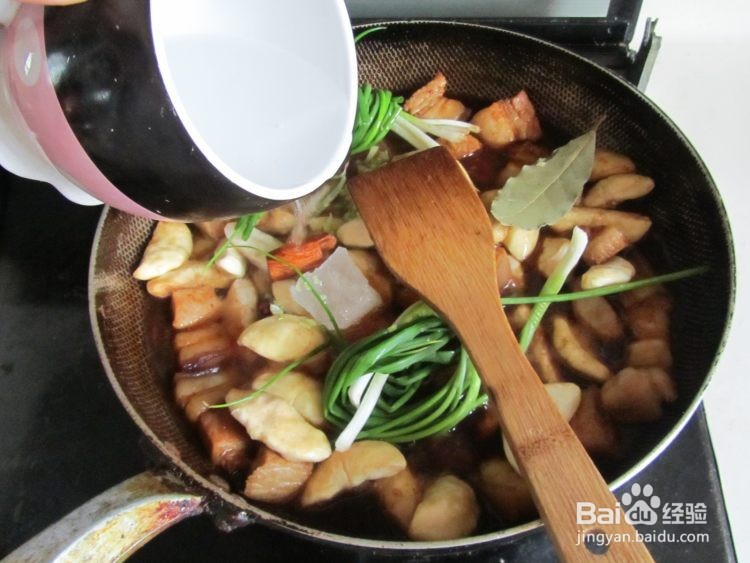 菱角烧肉的做法
