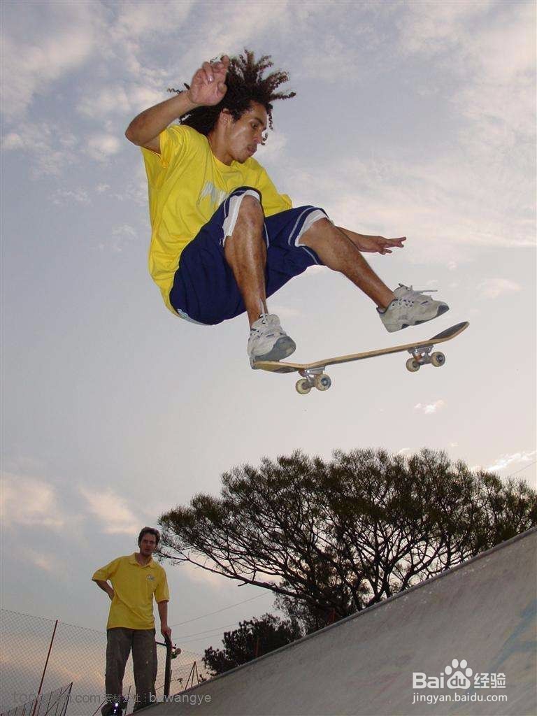 狼博滑板怎么滑