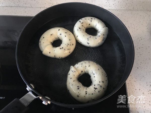 黑芝麻贝果的做法
