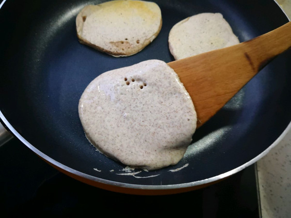 黑全麦松饼配蔓越莓果酱