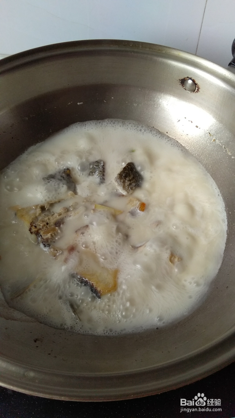 色香浓郁的鱼头豆腐汤